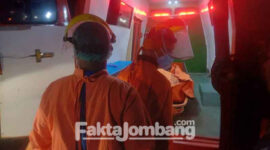 Petugas sedang mengevakuasi jenazah korban diduga bunuh diri dengan menabrakkan diri ke kereta api di perlintasan rel kereta api Desa Sumbermuyo, Kecamatan Jogoroto, Kabupaten Jombang.