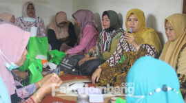 Anggota Komisi B DPRD Jombang, Junita Erma Zakiyah (pegang mic), saat memberi sambutan di depan karder dan simpatisannya, saat reses di dua lokasi, Dusun/Desa Bendet, dan Dusun Sumoyono Desa Cukir, Kecamatan Diwek, pada Minggu dan Senin 27-28 Februari 2022.