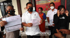 Kasat Reskrim Polres Jombang, AKP Teguh Setiawan merilis tersangka dan barang bukti kasus dugaan penipuan minyak goreng murah di Polres Jombang.