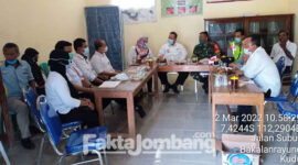 Proses mediasi perangkat desa Bakalanrayung, Kecamatan Kudu, Kabupaten Jombang dengan KPM yang dana bantuannya dipungut Kasun Suyanto.