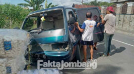 Warga saat hendak mengevakuasi mobil carry yang menabrak pembatas jembatan di jalan raya Desa Tambar, Kecamatan Jogoroto, Kabupaten Jombang, Minggu (6/3/2022) siang, sekitar pukul 14.00 WIB.