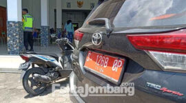 Mobil dinas (Mobdin) Camat Bandar Kedungmulyo, Jombang, terparkir di halaman kantor desa Barongsawahan, Selasa (8/3/2022),