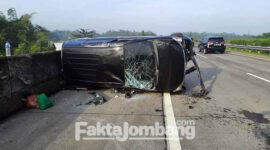 Kondisi mobil yang terguling di Tol Jombang – Mojokerto sebelum dievakuasi petugas, Kamis (24/3/2022).