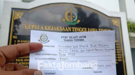 Perwakilan wali murid Budi Utomo saat menunjukkan tanda terima dari PTSP Kejati Jatim terkait dugaan penyelewengan dana BOS 2020 di lingkup YPBU Gadingmangu, Kecamatan Perak, Kabupaten Jombang, Jumat (4/3/2022).