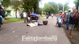 Kondisi korban tergeletak tak bernyawa setelah kecelakaan di jalan raya Laksda Adisucipto, Desa Denanyar, Kecamatan/ Kabupaten Jombang, Jawa Timur. Warga setempat menutupi jasad pemotor yang diketahui masih pelajar tersebut.