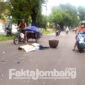 Kondisi korban tergeletak tak bernyawa setelah kecelakaan di jalan raya Laksda Adisucipto, Desa Denanyar, Kecamatan/ Kabupaten Jombang, Jawa Timur. Warga setempat menutupi jasad pemotor yang diketahui masih pelajar tersebut.