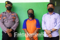 Pelaku perusakan fasilitas umum (Fasum) di perestrian atau trotoar jalan KH Wahid Hasyim, Kabupaten Jombang, saat di Polres setempat.