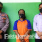Pelaku perusakan fasilitas umum (Fasum) di perestrian atau trotoar jalan KH Wahid Hasyim, Kabupaten Jombang, saat di Polres setempat.