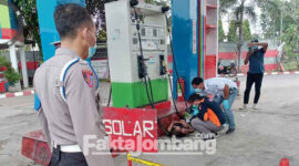 Petugas saat memeriksa kondisi korban yang tergeletak dan diketahui sudah meninggal dunia di SPBU Ngoro, Kabupaten Jombang, Selasa (8/3/2022).