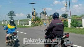 Kawasan lokasi kejadian perempuan muda yang meninggal diduga tabrakan diri ke kereta api di perlintasan kereta api, Desa Sumbermulyo, Kecamatan Jogoroto, Kabupaten Jombang, yang dikenal angker. 
