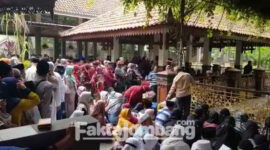 Para peziarah memadati kompleks makam Ponpes Tebuireng, Jombang, Senin (28/3/2022).