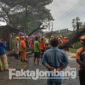 Petugas hendak mengevakuasi pohon tumbang yang melintang di jalan jurusan Mojowarno – Ceweng, tepatnya di Desa Menganto, Kecamatan Mojowarno, Rabu (16/3/2022) sore. 