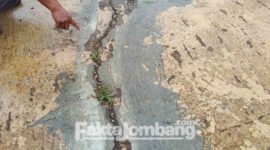 Kondisi proyek JUT di Desa Sumbersari, Kecamatan Megaluh, Kabupaten Jombang, yang retak di sejumlah titik. 