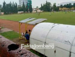 Stadion Merdeka Jombang, Fasilitas Minim Perawatan, Lapangan Bikin Lecet