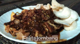 Tahu tek di angkringan milik Ulfa, di jalan RE Martadinata 127 Desa Kepatihan, Kecamatan/ Kabupaten Jombang.