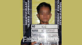 Tersangka kasus persetuhan gadis bawah umur saat diamankan di Polres Jombang.