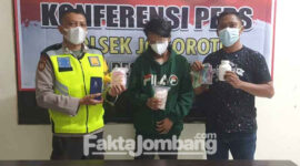 Tersangka AZS saat diamankan di Polsek Jogoroto, Jombang, beserta barang bukti ribuan pil dobel L.