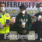 Tersangka AZS saat diamankan di Polsek Jogoroto, Jombang, beserta barang bukti ribuan pil dobel L.
