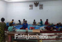 Warga di kecamatan Mojoagung, Jombang, mulai mengungsi akibat banjir yang merendam rumahnya.