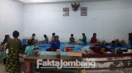 Warga di kecamatan Mojoagung, Jombang, mulai mengungsi akibat banjir yang merendam rumahnya.