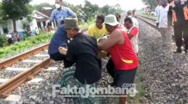 Warga Segodorejo, Kecamatan Sumobito, Kabupaten Jombang, beramai-ramai mengevakuasi jenazah korban yang meninggal usai tertabrak kereta api, Kamis (17/3/2022)