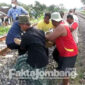 Warga Segodorejo, Kecamatan Sumobito, Kabupaten Jombang, beramai-ramai mengevakuasi jenazah korban yang meninggal usai tertabrak kereta api, Kamis (17/3/2022)