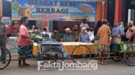 Suasana penyaluran bantuan H Su'udi, pengusaha besi di Desa Betek, Kecamatan Mojoagung, Kabupaten Jombang, ke 400-an abang becak.