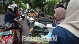 Pembagian takjil dan masker gratis oleh PT MAAQO kepada pengguna jalan di Perempatan Kebonrojo Jombang.