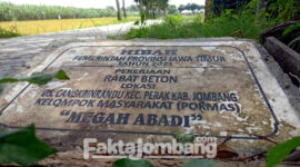 Proyek rabat beton Hibah Pemprov Jatim yang berada di utara jalan jurusan Desa Cangkringrandu dengan Desa Sukorejo, Kecamatan Perak, Kabupaten Jombang