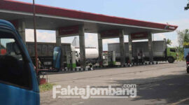 Kondisi truk sedang antre mengisi solar di SPBU Karangkletak, Desa Tunggorono, Kecamatan/ Kabupaten Jombang, Rabu (6/4/2022) siang.