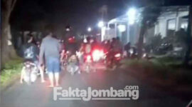 Aksi geng motor yang terekam warga, saat berulah di Kabupaten Jombang, Jumat (1/4/2022).
