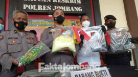 Polisi sedang merilis lima tersangka produsen mercon dan barang bukti yang disita di Polres Jombang.