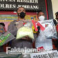 Polisi sedang merilis lima tersangka produsen mercon dan barang bukti yang disita di Polres Jombang.