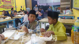 Suasana buka bersama warga kurang mampu di warung milik Atik Maria Ningsih, terletak di Jalan Raya Blimbing, Desa Sidowarek, Kecamatan Ngoro, Kabupaten Jombang.