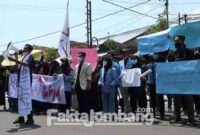 Suasana demonstrasi Ikatan Badan Eksekutif Mahasiswa (BEM) Jombang (IKABEMJO) di depan gedung DPRD Jombang, Senin (11/4/2022).