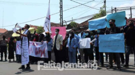 Suasana demonstrasi Ikatan Badan Eksekutif Mahasiswa (BEM) Jombang (IKABEMJO) di depan gedung DPRD Jombang, Senin (11/4/2022).