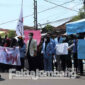 Suasana demonstrasi Ikatan Badan Eksekutif Mahasiswa (BEM) Jombang (IKABEMJO) di depan gedung DPRD Jombang, Senin (11/4/2022).