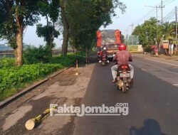 Perbaikan Ratusan Meter Jalan Nasional di Jombang Terhenti, Membahayakan Pengguna