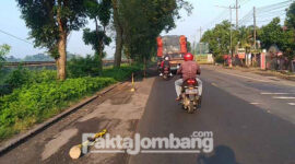 Perbaikan ruas jalan nasional di Kabupaten Jombang, Jawa Timur, hingga kini belum tuntas, Senin (18/4/2022). 