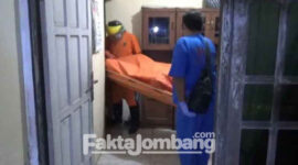 Petugas sedang mengevakuasi jenazah korban dari rumah kosong di Desa Denanyar, Kecamatan/ Kabupaten Jombang, Kamis (7/4/2022) malam.