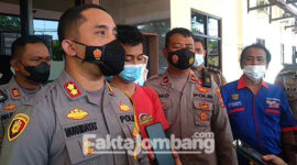 Kapolres Jombang, AKBP M Nurhidayat saat memberikan keterangan ke wartawan terkait video viral terkait aksi pemukulan yang dilakukan oknum anggota polisi di wilayah hukumnya.