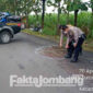 Polisi melakukan olah TKP kecelakaan yang melibatkan 4 sepeda motor di jalan raya Desa Curahmalang, Kecamatan Sumobito, Jombang, Rabu (20/4/2022) sekitar pukul 07.30 WIB.
