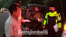 Petugas saat olah TKP kecelakaan pikap muatan sayur lawan mobil Wuling di Jalan raya Dusun Grenggeng, Desa Rejoagung, Kecamatan Ngoro, Kabupaten Jombang, Minggu (10/4/2022) pagi.