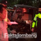 Petugas saat olah TKP kecelakaan pikap muatan sayur lawan mobil Wuling di Jalan raya Dusun Grenggeng, Desa Rejoagung, Kecamatan Ngoro, Kabupaten Jombang, Minggu (10/4/2022) pagi.