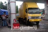 Kondisi kendaraan sedang mengantre mengisi solar di SPBU Jalan Gatot Subroto, Kabupaten Jombang, Jawa Timur.