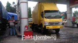 Kondisi kendaraan sedang mengantre mengisi solar di SPBU Jalan Gatot Subroto, Kabupaten Jombang, Jawa Timur.