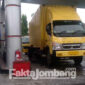 Kondisi kendaraan sedang mengantre mengisi solar di SPBU Jalan Gatot Subroto, Kabupaten Jombang, Jawa Timur.