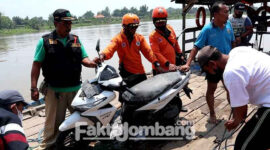 Sepeda motor keluarga asal Desa Banjardowo, Kecamatan/ Kabupaten Jombang yang tercebur ke sungai Brantas akhirnya ditemukan petugas. Posisi ditemukan motor matik itu, persis di lokasi dimana mereka tercebur.