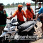 Sepeda motor keluarga asal Desa Banjardowo, Kecamatan/ Kabupaten Jombang yang tercebur ke sungai Brantas akhirnya ditemukan petugas. Posisi ditemukan motor matik itu, persis di lokasi dimana mereka tercebur.