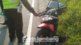 Motor korban saat hendak dievakuasi petugas usai menabrak truk sedang parkir di pinggir jalan Dusun Pagendingan, Desa Tapen, Kecamatan Kudu, Jombang.